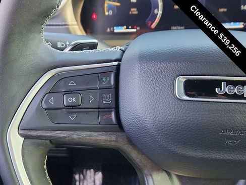 Used 2025 Jeep Grand Cherokee Limited w/ Luxury Tech Group II image 36