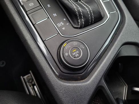 Used 2021 Volkswagen Tiguan SE image 40