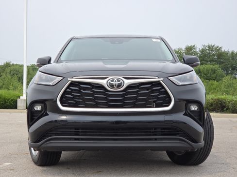 Used 2022 Toyota Highlander LE AWD/4WD image 11