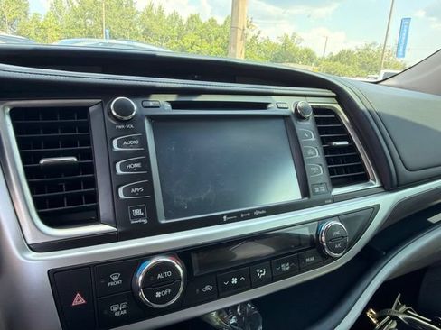 Used 2017 Toyota Highlander Limited Platinum AWD/4WD image 19