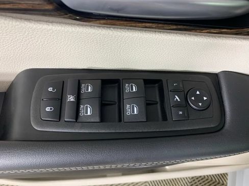 Used 2024 Chrysler Pacifica Limited FWD image 34