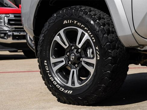 Used 2016 Toyota Tacoma TRD Sport w/ Towing Package image 51