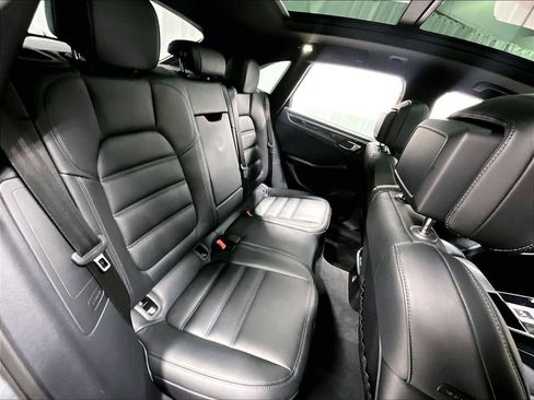 Used 2025 Porsche Macan image 32