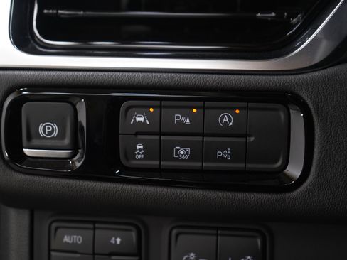 Used 2025 GMC Yukon Denali AWD/4WD image 28
