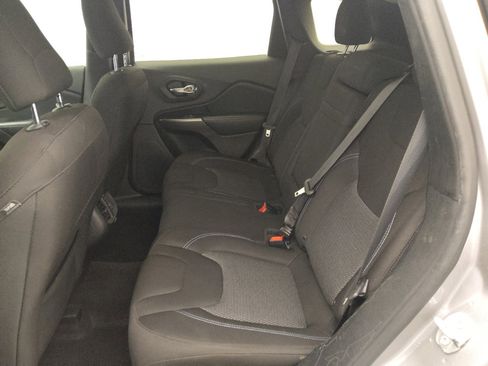 Used 2019 Jeep Cherokee Latitude w/ Popular Appearance Group FWD image 18