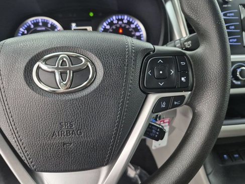 Used 2019 Toyota Highlander LE FWD image 30