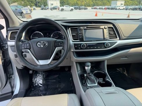 Used 2015 Toyota Highlander XLE AWD/4WD image 12