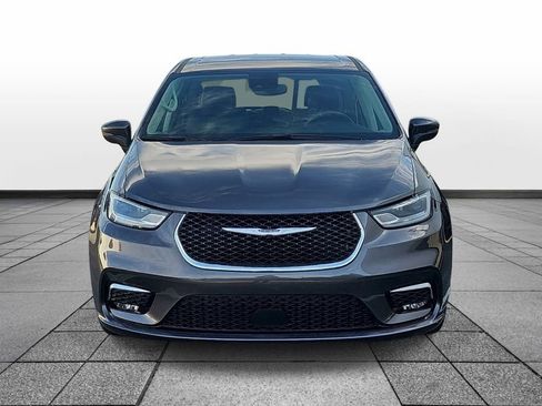 Used 2023 Chrysler Pacifica Touring-L FWD image 2