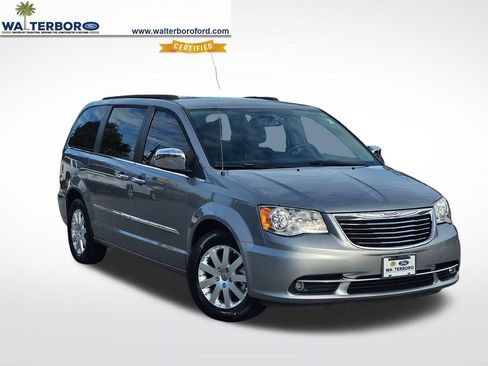 Used 2016 Chrysler Town & Country Touring image 1