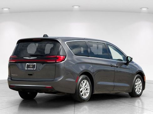 Used 2023 Chrysler Pacifica Touring-L FWD image 6