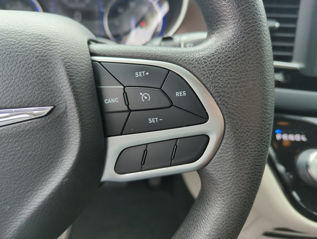 Used 2018 Chrysler Pacifica L FWD image 22