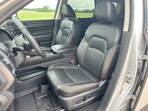 Used 2022 Nissan Pathfinder SL w/ SL Black Package FWD image 11