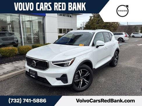 Used 2025 Volvo XC40 B5 Core AWD/4WD image 1