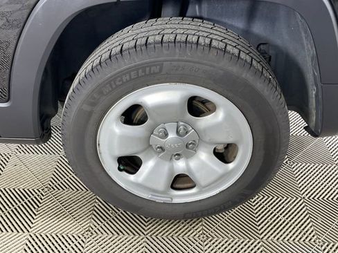 Used 2015 Jeep Cherokee Sport image 19