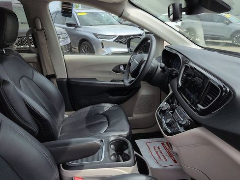 Used 2024 Chrysler Pacifica Touring-L FWD image 7