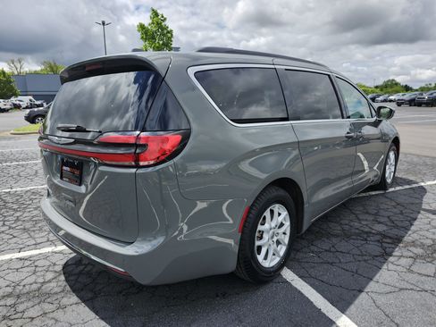 Used 2022 Chrysler Pacifica Touring-L FWD image 17