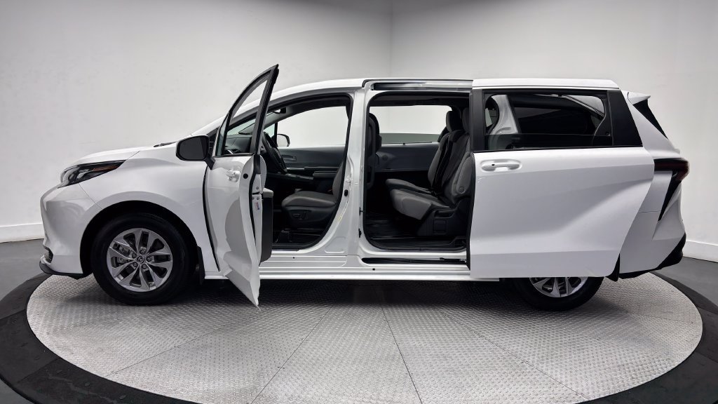 Certified 2026 Toyota Sienna LE FWD image 15