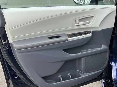 Certified 2024 Toyota Sienna LE image 9