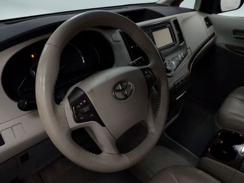 Used 2013 Toyota Sienna XLE image 14