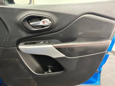 Used 2017 Jeep Cherokee Trailhawk AWD/4WD image 16