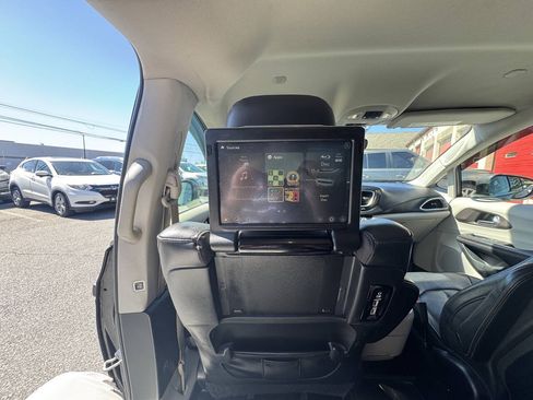 Used 2017 Chrysler Pacifica Touring-L Plus w/ Advanced Safetytec Group FWD image 18