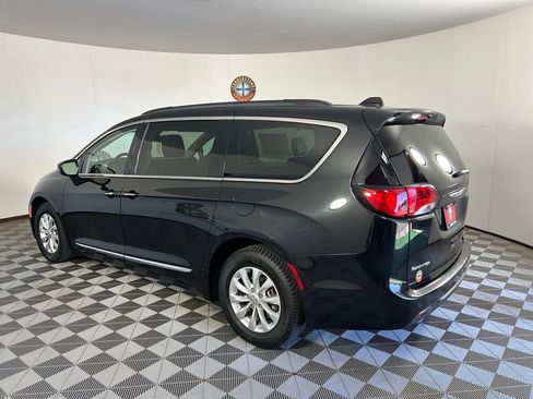 Used 2017 Chrysler Pacifica Touring-L FWD image 18