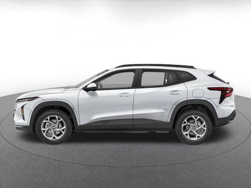 Used 2025 Chevrolet Trax LT FWD image 3