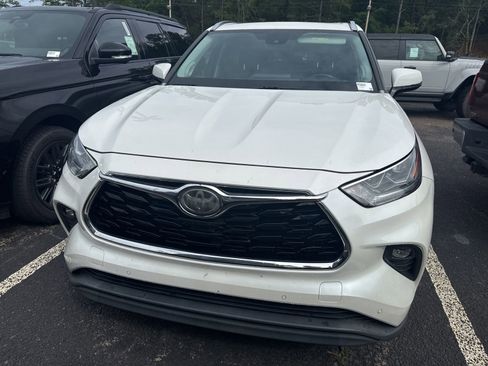 Used 2020 Toyota Highlander Limited FWD image 2
