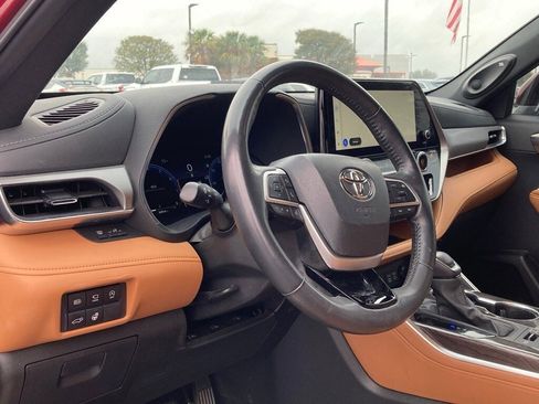 Used 2024 Toyota Highlander Platinum image 9