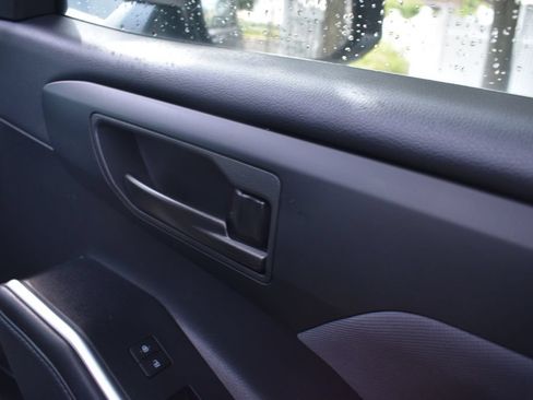 Used 2025 Toyota Highlander LE FWD image 23