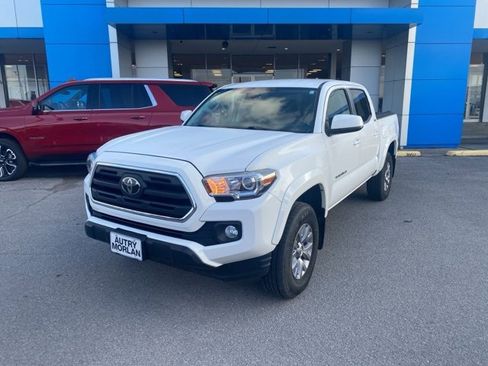 Used 2018 Toyota Tacoma 4D Double Cab image 2