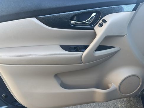 Used 2016 Nissan Rogue SL image 18