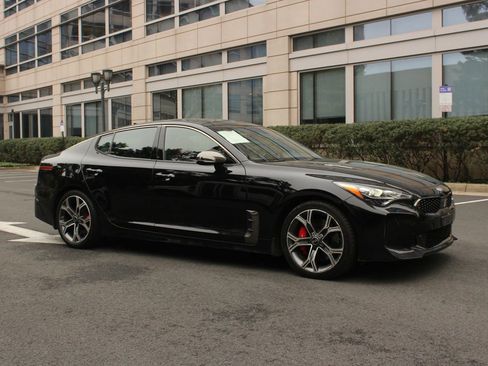Used 2018 Kia Stinger GT2 image 2