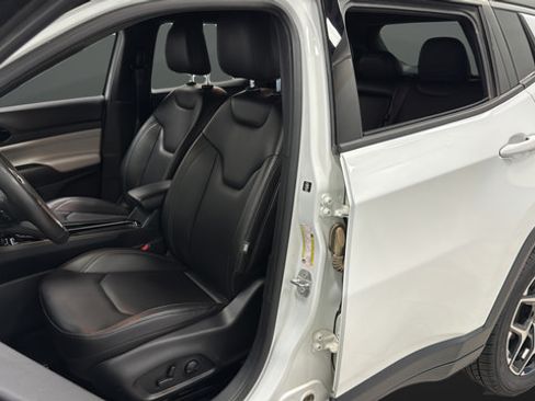Used 2025 Jeep Compass Limited AWD/4WD image 9