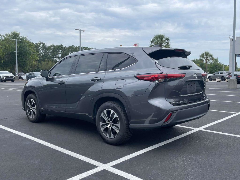 Used 2020 Toyota Highlander XLE FWD image 5