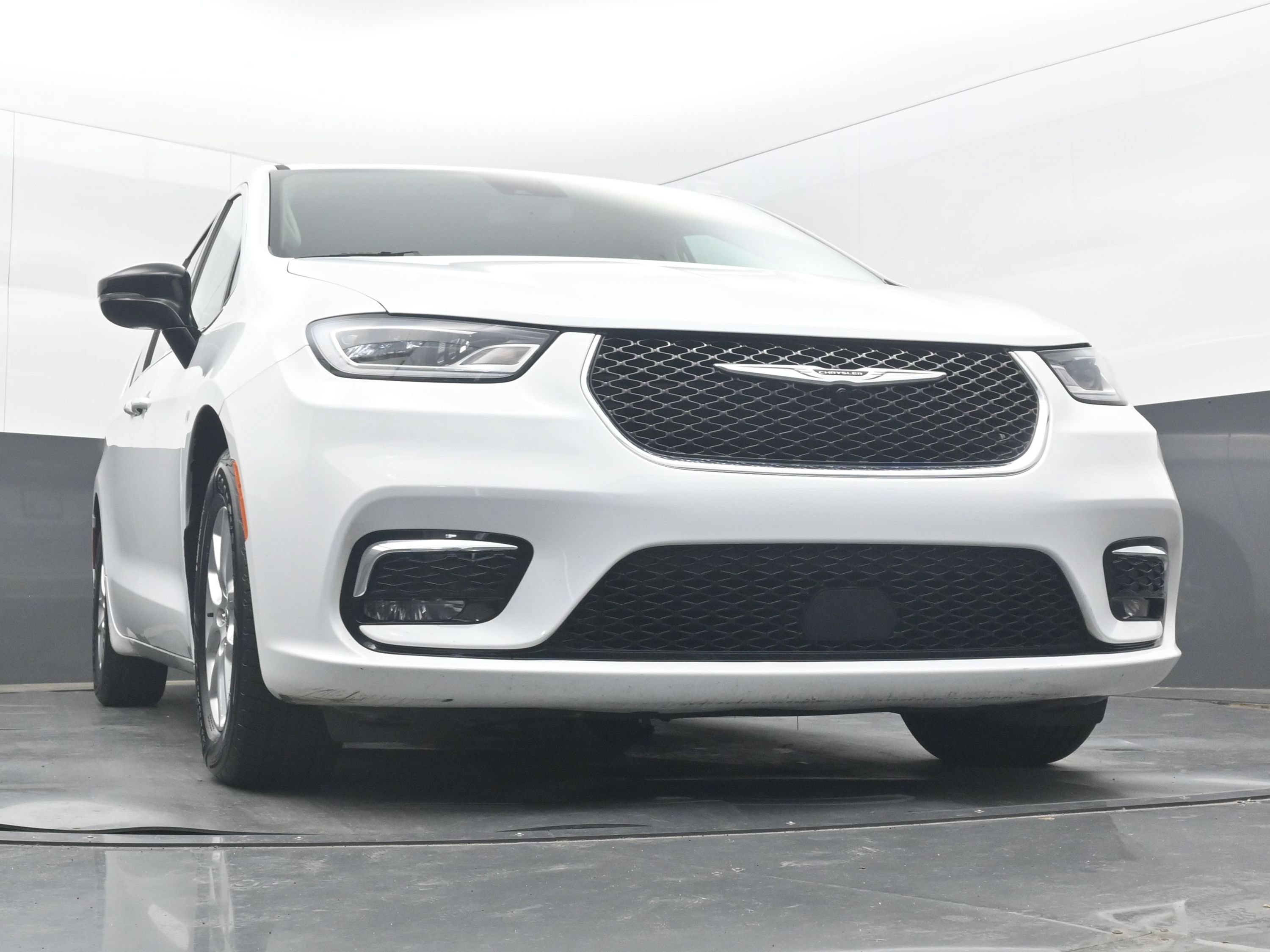 Used 2024 Chrysler Pacifica Touring-L FWD image 27