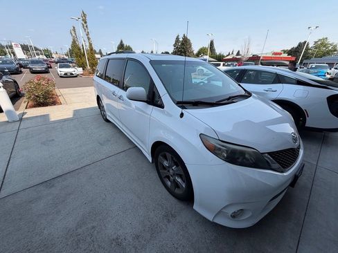 Used 2013 Toyota Sienna SE FWD image 8