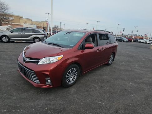 Used 2020 Toyota Sienna XLE w/ Carpet Mat Package image 7