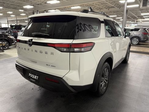 Used 2024 Nissan Pathfinder SV image 4