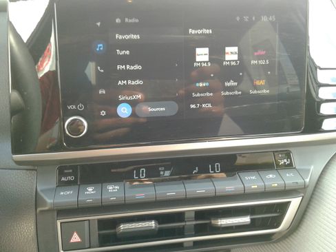 Used 2025 Toyota Camry SE w/ Convenience Package image 18