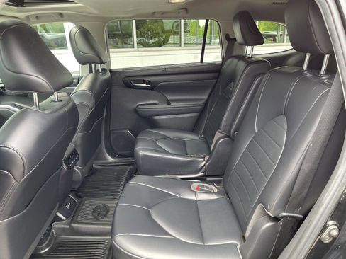Used 2022 Toyota Highlander XLE AWD/4WD image 38