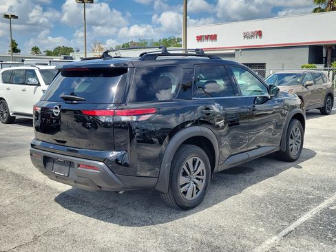 Certified 2024 Nissan Pathfinder SV w/ Black Appearance Package FWD image 4
