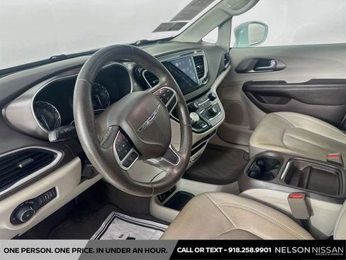 Used 2017 Chrysler Pacifica Touring-L FWD image 9