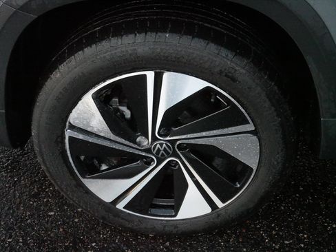 Used 2024 Volkswagen Taos SE image 15