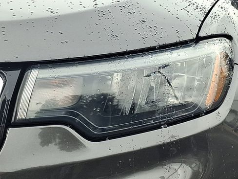 Certified 2023 Jeep Compass Limited image 9