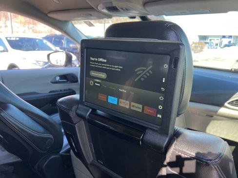 Used 2022 Chrysler Pacifica Touring-L w/ Uconnect Theater Family Group FWD image 26