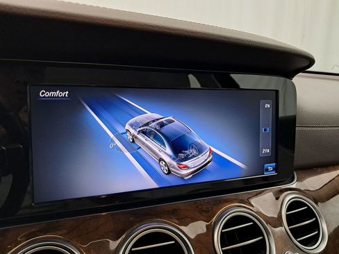 Used 2018 Mercedes-Benz E 300 4MATIC image 32