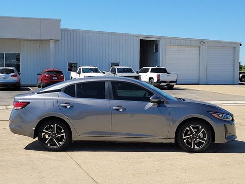 Used 2025 Nissan Sentra SV FWD image 6