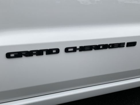 Used 2022 Jeep Grand Cherokee Laredo X AWD/4WD image 10