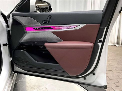 Used 2025 BMW 760i xDrive w/ Premium Package image 29